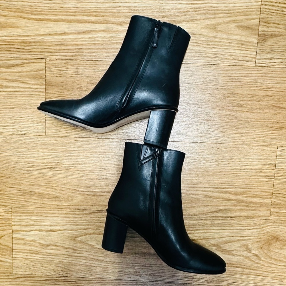 Tory Burch
HEELED BLACK ANKLE LEATHER BOOT - Picture 3 of 14